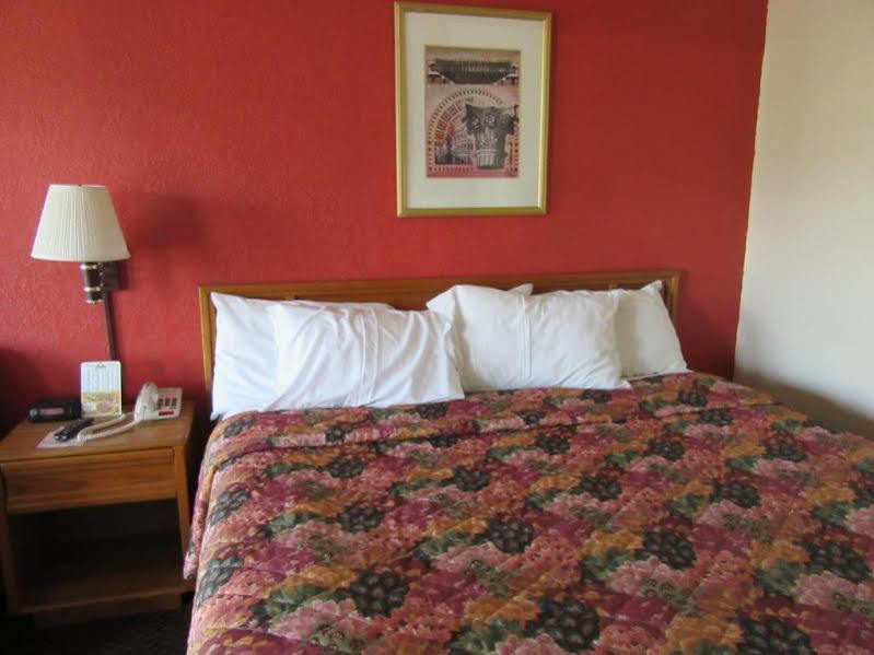 Days Inn By Wyndham Augusta Wheeler Road Esterno foto