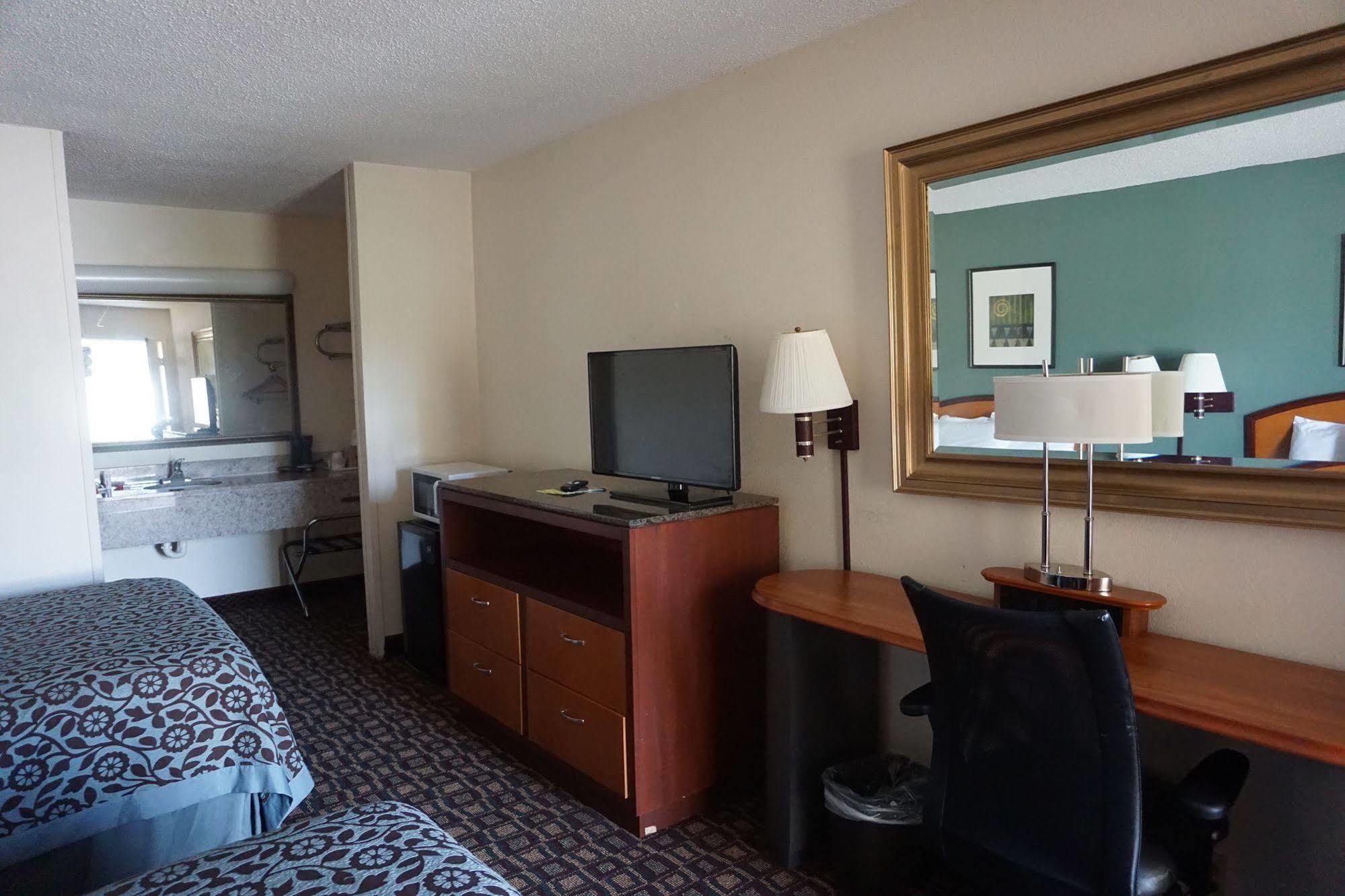 Days Inn By Wyndham Augusta Wheeler Road Esterno foto