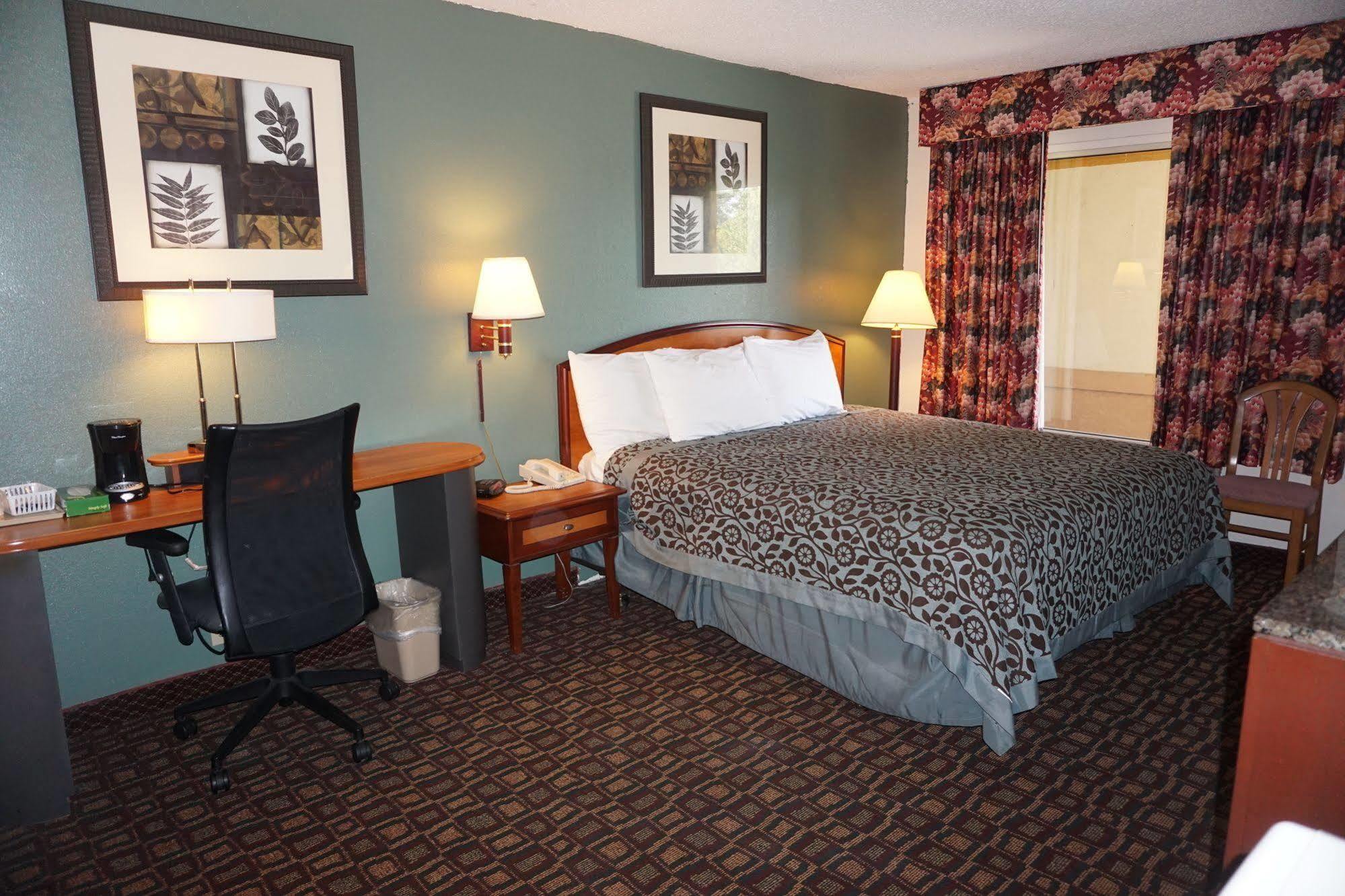 Days Inn By Wyndham Augusta Wheeler Road Esterno foto